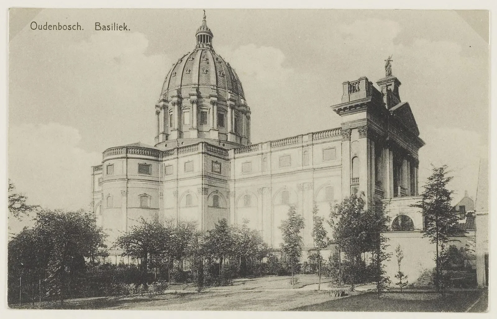 Historische ansichtkaart van de Basiliek van Oudenbosch, circa 1900