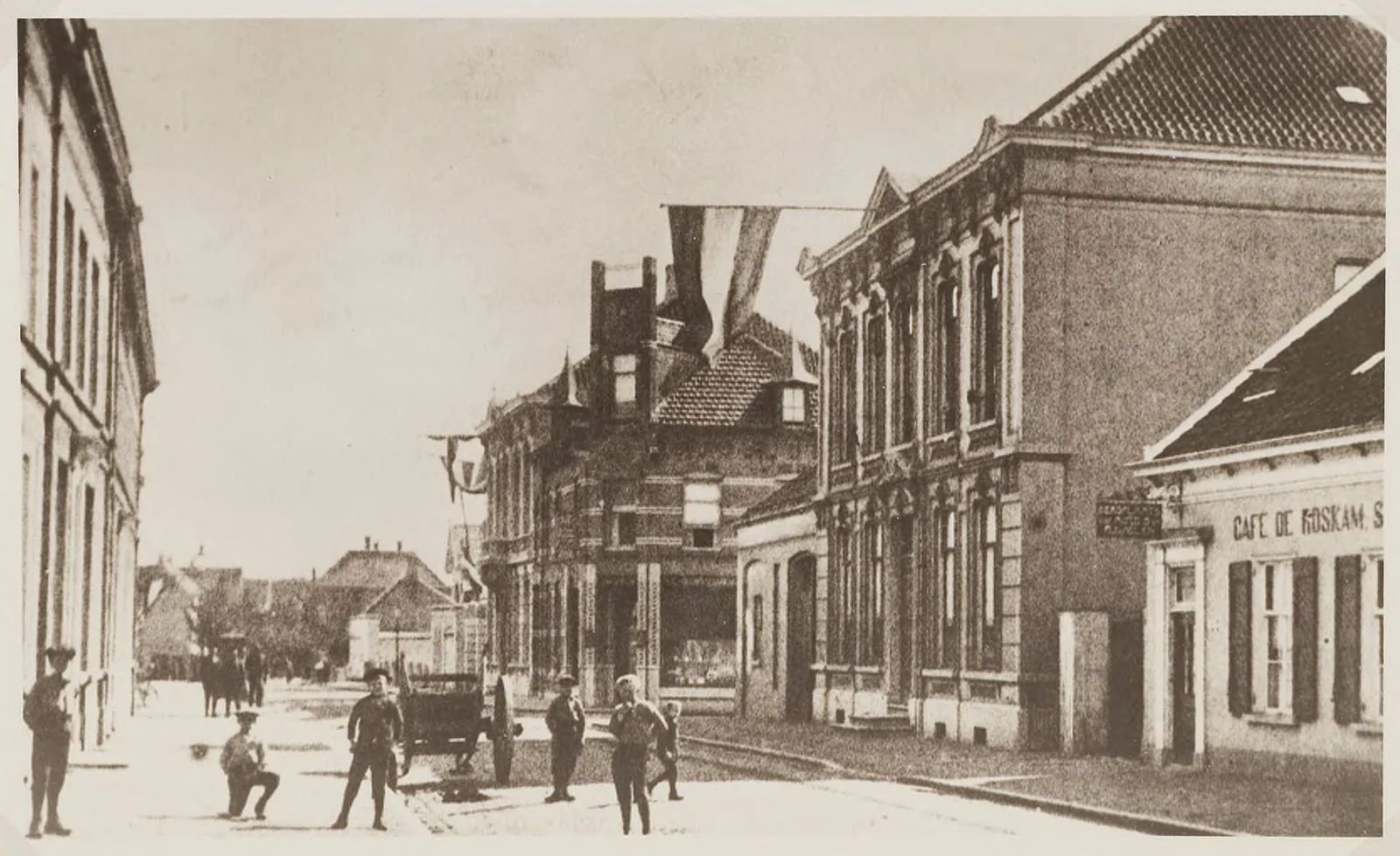 Historische straatscène van Oudenbosch met herenhuizen en café De Roskam, begin 1900